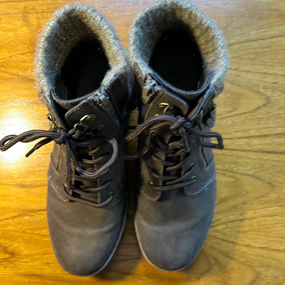 Size 7 brown boots with long zipper on one side. Cliff